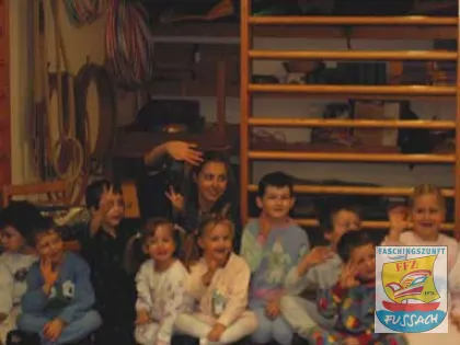 Rosenmontag 2004 – Kindergarten und Volksschule – Es freuten sich