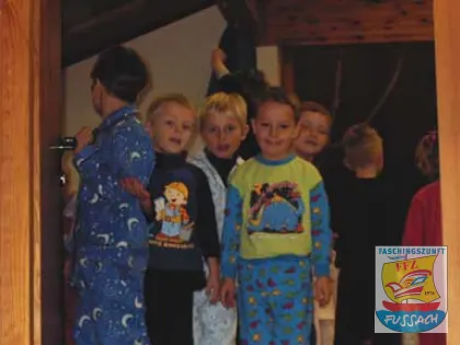 Rosenmontag 2004 – Kindergarten und Volksschule – Wer kommt denn da?